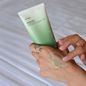 Mousse nettoyante en profondeur pour les pores au quercétinol