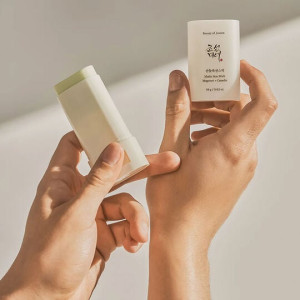 Matte Sun Stick Mugwort + Camilia SPF50 - protection solaire